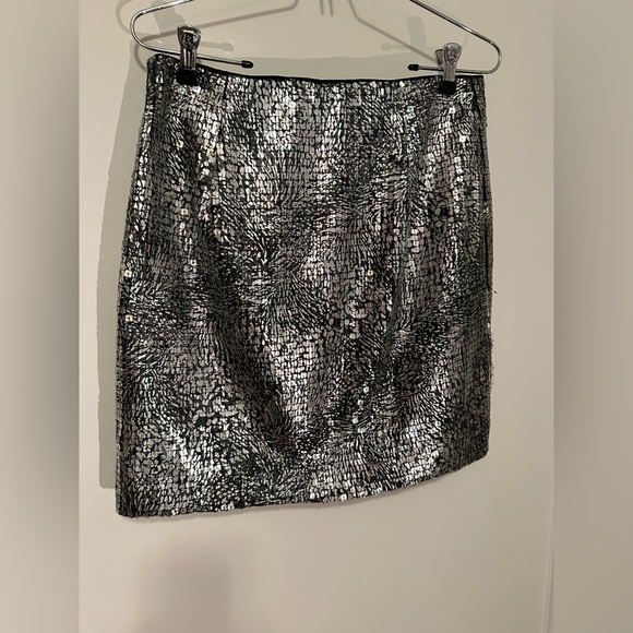 Banana Republic silver sequin mini skirt - Size 4 - Picture 4 of 7